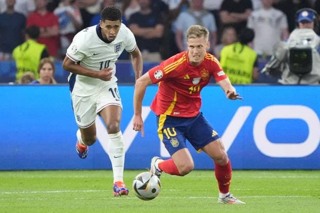 Zweikampf Dani Olmo (Spanien Spain, 10) gegen Jude Bellingham (England, 10) - Berlin 14.07.2024: Spanien vs. England, M51, EURO2024 Finale, Olympiastadion Berlin
