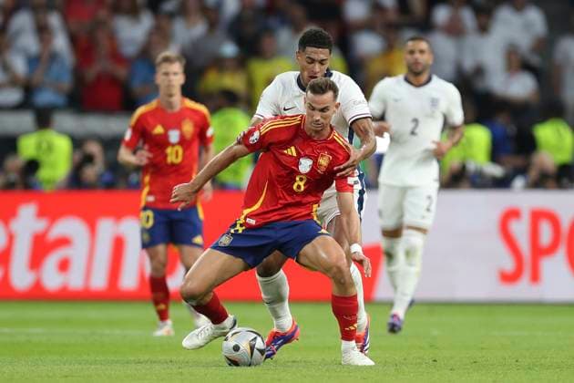 Spain v England Spain Midfielder Fabian Ruiz Paris PSG and England midfielder Jude Bellingham during the Spain v England UEFA EURO, EM, Europameisterschaft,Fussball 2024 Final at the Olympiastadion Stadium, Berlin, Germany on 14 July 2024 Editorial use only. All images are copyright Every Second Media Limited. No images may be reproduced without prior permission. Copyright: xIMAGO EveryxSecondxMediax ESM-1060-0085