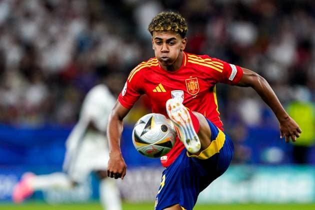 2024-07-14 Spain v England - UEFA EURO, EM, Europameisterschaft,Fussball 2024 Final BERLIN, GERMANY - JULY 14: Lamine Yamal of Spain kicks the ball during the UEFA EURO 2024 Final match between Spain and England at Olympiastadion on July 14, 2024 in Berlin, Germany. Berlin Olympiastadion Germany Content not available for redistribution in The Netherlands directly or indirectly through any third parties. Copyright: xAndrexWeeningx