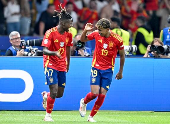 14.07.2024, Fussball UEFA EURO, EM, Europameisterschaft,Fussball 2024, Finale im Berliner Olympiastadion, Spanien - England, Nico Williams (Spanien) jubelt mit Lamine Yamal (Spanien) .