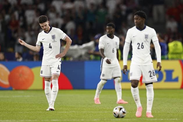 BERLIN - (l-r) Declan Rice of England, Marc Guehi of England, Kobbie Mainoo of England are disappointed during the UEFA EURO, EM, Europameisterschaft,Fussball 2024 Final match between Spain and England at the Olympiastadion on July 14, 2024 in Berlin, Germany. ANP Hollandse Hoogte MAURICE VAN STEEN UEFA EURO 2024 FINAL 2024 xVIxANPxSportx xVanxSteenxFotografiexIVx 503480446 originalFilename: 503480446.jpg