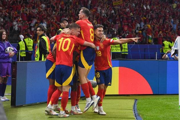 Fussball, Herren, Saison 2023 24, UEFA EURO, EM, Europameisterschaft,Fussball EM 2024, Finale in Berlin, Spanien - England, v.l. Dani Olmo (Spanien), Lamine Yamal (Spanien), Nico Williams (Spanien), Fabian Ruiz (Spanien) und Martin Zubimendi (Spanien) Torjubel, jubeln nach dem Tor zum 1:0 , 14.07. 2024, Copyright: xSebastianxRäppold MatthiasxKochx