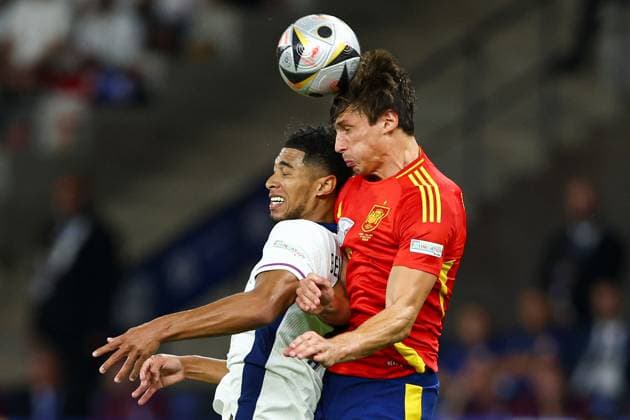 Jude Bellingham of England battles in the air Spain v England, UEFA European Championship, EM, Europameisterschaft 2024, Final, Football, Olympiastadion, Berlin, Germany, 14 Jul 2024 EDITORIAL USE ONLY No use with unauthorised audio, video, data, fixture lists, club league logos or live services. Online in-match use limited to 120 images, no video emulation. No use in betting, games or single club league player publications.  Copyright: xKieranxMcManus Shutterstockx 14583341cx