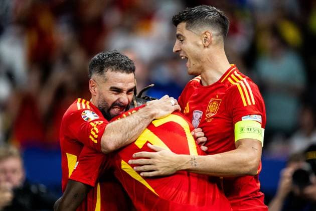 240714 Nicholas Williams of Spain celebrates with Daniel Carvajal and Alvaro Morata after 1-0 during the UEFA EURO, EM, Europameisterschaft,Fussball 2024 Football Championship final between Spain and England on July 14, 2024 in Berlin. Photo: Mathias Bergeld BILDBYRAN kod MB MB0946 fotboll football soccer fotball fotbolls-em europamästerskap em uefa euro uefa european football championship euro 2024 final spanien spain england bbeng jubel Copyright: MATHIASxBERGELD BB240714MB113