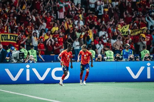 Fußball Herren UEFA-Fußball-Europameisterschaft 2024 Finale Spanien vs. England 14.07.2024 v.l. Nico Williams ( 17, Spanien) und Lamine Yamal ( 19, Spanien) jubeln nach dem Tor Berlin Olympiastadion Berlin Deutschland