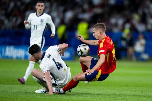 Daniel Olmo (Spanien, 10) im Zweikampf mit Declan Rice (England, 04), GER, Spain (ESP) vs England (ENG), Fussball Europameisterschaft, UEFA EURO, EM, Europameisterschaft,Fussball 2024, Final, 14.07.2024 GER, Spain (ESP) vs England (ENG), Fussball Europameisterschaft, UEFA EURO 2024, Final, 14.07.2024 Berlin Copyright: xEibner-Pressefoto Memmlerx EP_MMR