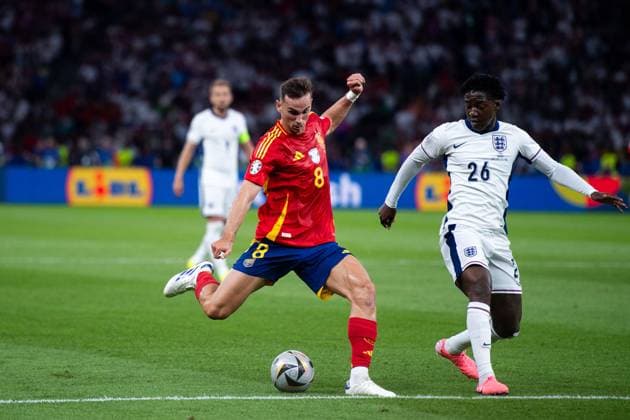 Fabian Ruiz Pena (Spanien, 08) im Zweikampf mit Kobbie Mainoo (England, 26), GER, Spain (ESP) vs England (ENG), Fussball Europameisterschaft, UEFA EURO, EM, Europameisterschaft,Fussball 2024, Final, 14.07.2024 GER, Spain (ESP) vs England (ENG), Fussball Europameisterschaft, UEFA EURO 2024, Final, 14.07.2024 Berlin Copyright: xEibner-Pressefoto Memmlerx EP_MMR