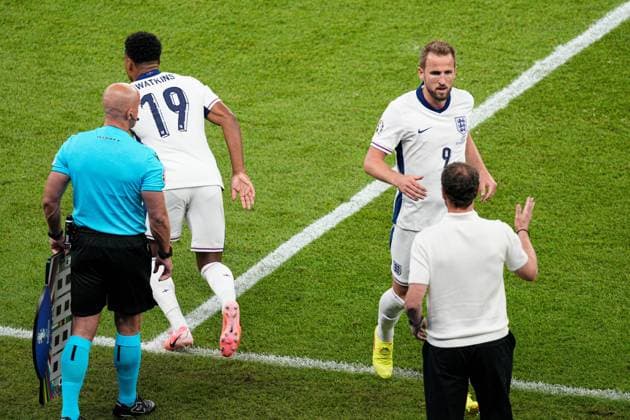 Harry Kane of England is replaced by Ollie Watkins of England Spain v England, UEFA European Championship, EM, Europameisterschaft 2024, Final, Football, Olympiastadion, Berlin, Germany, 14 Jul 2024 EDITORIAL USE ONLY No use with unauthorised audio, video, data, fixture lists, club league logos or live services. Online in-match use limited to 120 images, no video emulation. No use in betting, games or single club league player publications.  Copyright: xDavexShopland Shutterstockx 14583342df