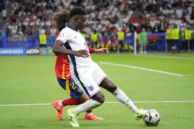 Zweikampf Bukayo Saka (England, 07) gegen Marc Cucurella (Spanien Spain, 24) - Berlin 14.07.2024: Spanien vs. England, M51, EURO2024 Finale, Olympiastadion Berlin