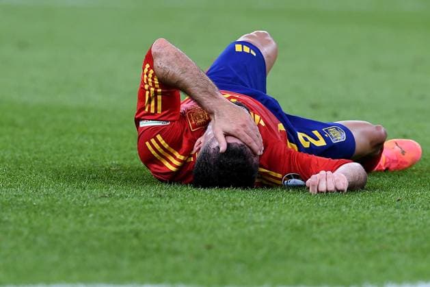 Fußball UEFA EURO, EM, Europameisterschaft,Fussball 2024 Finale Spanien - England am 14.07.2024 im Olympiastadion Berlin in Berlin Dani Carvajal ( Spanien ) verletzt am Boden Verletzung