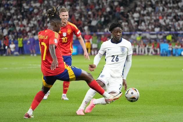 Kobbie Mainoo (England, 26) gegen Nico Williams (Spanien Spain, 17) - Berlin 14.07.2024: Spanien vs. England, M51, EURO2024 Finale, Olympiastadion Berlin