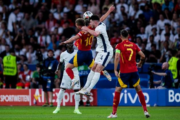UEFA EURO, EM, Europameisterschaft,Fussball 2024: Finale Spanien - England; 14.07.2024 Declan Rice (England, 4) im Zweikampf mit Dani Olmo (Spanien, 10). UEFA EURO 2024: Finale Spanien - England; Olympiastadion, Berlin am 14.07.2024 Copyright: xBEAUTIFULxSPORTS Wunderlx