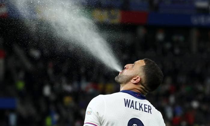 Kyle Walker spuckt Wasser in die Luft Fußball Fussball Europameisterschaft Euro 2024 EM Finale Herren Saison 2023 2024 14.07.2024 Spanien ESP vs. England ENG in Berlin Olympiastadion DFL regulations prohibit any use of photographs as image sequences and or quasi-video.