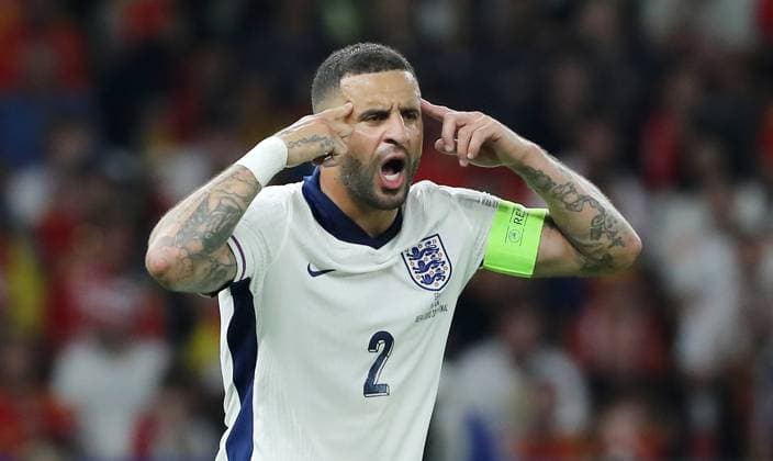 Kyle Walker zeigend, gestikulierend Aktion Oberkörper Fußball Fussball Europameisterschaft Euro 2024 EM Finale Herren Saison 2023 2024 14.07.2024 Spanien ESP vs. England ENG in Berlin Olympiastadion DFL regulations prohibit any use of photographs as image sequences and or quasi-video.