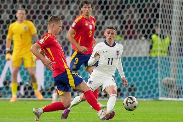 Spain s Dani Olmo fight for the ball with ..England s Phil Foden during the Euro 2024 soccer match between Spain and England at the Olympiastadion, Berlin , Germany - Sunday , July 14 , 2024. - Soccer .  Copyright: xSpada LaPressex