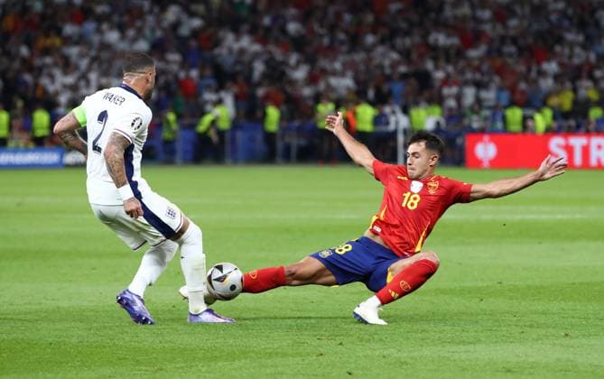 14.07.2024, xtgx, Fussball EM 2024 Finale, Spanien - England emspor, v.l. Kyle Walker (England), Martin Zubimendi Ibanez (Spanien) (UEFA REGULATIONS PROHIBIT ANY USE OF PHOTOGRAPHS as IMAGE SEQUENCES and or QUASI-VIDEO) Berlin