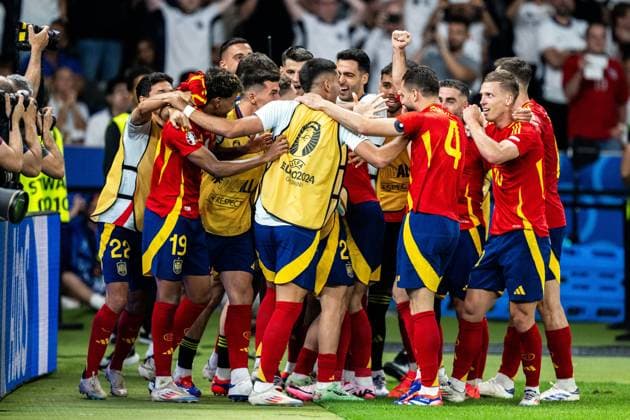 240714 Mikel Oyarzabal of Spain celebrates with team mates after 2-1 during the UEFA EURO, EM, Europameisterschaft,Fussball 2024 Football Championship final between Spain and England on July 14, 2024 in Berlin. Photo: Mathias Bergeld BILDBYRAN kod MB MB0946 fotboll football soccer fotball fotbolls-em europamästerskap em uefa euro uefa european football championship euro 2024 final spanien spain england bbeng jubel Copyright: MATHIASxBERGELD BB240714MB152