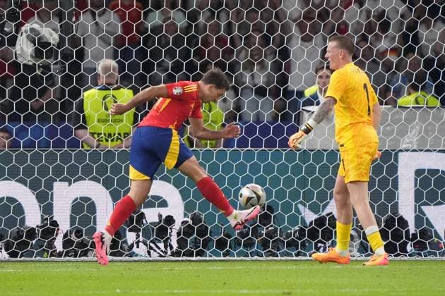 Mikel Oyarzabal (Spanien Spain, 21) drischt den Ball nach seinem Tor zum 2:1 nochmal ins Netz - Berlin 14.07.2024: Spanien vs. England, M51, EURO2024 Finale, Olympiastadion Berlin