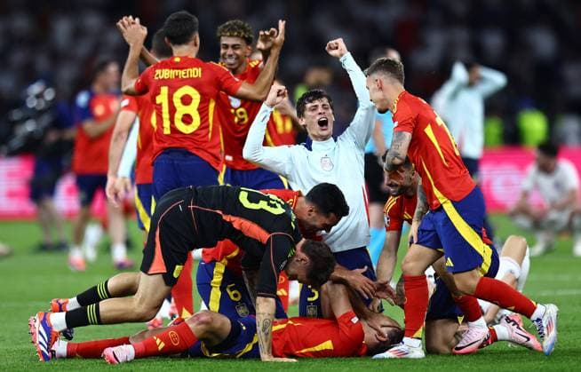 Bilder des Jahres 2024, Sport 07 Juli Sport Themen der Woche KW28 Sport Bilder des Tages Spain celebrate winning the 2024 UEFA European Football Championship Spain v England, UEFA European Championship, EM, Europameisterschaft 2024, Final, Football, Olympiastadion, Berlin, Germany, 14 Jul 2024 EDITORIAL USE ONLY No use with unauthorised audio, video, data, fixture lists, club league logos or live services. Online in-match use limited to 120 images, no video emulation. No use in betting, games or single club league player publications.  Copyright: xMichaelxZemanek Shutterstockx 14583343ei