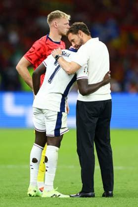 Bukayo Saka of England and England manager Gareth Southgate shows a look of dejection at full-time Spain v England, UEFA European Championship, EM, Europameisterschaft 2024, Final, Football, Olympiastadion, Berlin, Germany, 14 Jul 2024 EDITORIAL USE ONLY No use with unauthorised audio, video, data, fixture lists, club league logos or live services. Online in-match use limited to 120 images, no video emulation. No use in betting, games or single club league player publications. Copyright: xKieranxMcManus Shutterstockx 14583341dw