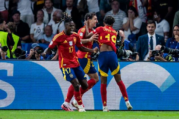 UEFA EURO, EM, Europameisterschaft,Fussball 2024: Finale Spanien - England; 14.07.2024 Nico Williams (Spanien, 17), Lamine Yamal (Spanien, 19) und Mikel Oyarzabal (Spanien, 21) jubeln nach dem Tor. UEFA EURO 2024: Finale Spanien - England; Olympiastadion, Berlin am 14.07.2024 Copyright: xBEAUTIFULxSPORTS Wunderlx