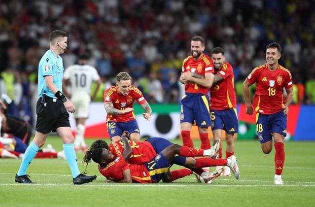 14.07.2024, xtgx, Fussball EM 2024 Finale, Spanien - England emspor, v.l. Lamine Yamal Nasraoui Ebana (Spanien), Nicholas Williams Arthuer Jr. (Spanien) jubeln jubelt nach Spielende celebrate at the end of the match. (UEFA REGULATIONS PROHIBIT ANY USE OF PHOTOGRAPHS as IMAGE SEQUENCES and or QUASI-VIDEO) Berlin