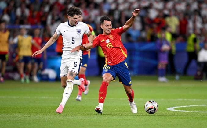 Fussball Euro 2024 Finale 14.07.2024 Spanien - England John Stones (li, England) gegen Martin Zubimendi (re, Spanien)