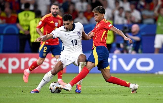 Fussball Euro 2024 Finale 14.07.2024 Spanien - England Jude Bellingham (li, England) gegen Lamine Yamal (re, Spanien)