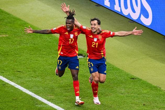 BERLIN - (l-r) Nico Williams of Spain, Mikel Oyarzabal of Spain celebrate the 2-1 during the UEFA EURO, EM, Europameisterschaft,Fussball 2024 Final match between Spain and England at the Olympiastadion on July 14, 2024 in Berlin, Germany. ANP Hollandse Hoogte UEFA EURO 2024 FINAL 2024 xVIxANPxSportx xGerritxvanxKeulenxIVx 503484008 originalFilename: 503484008.jpg