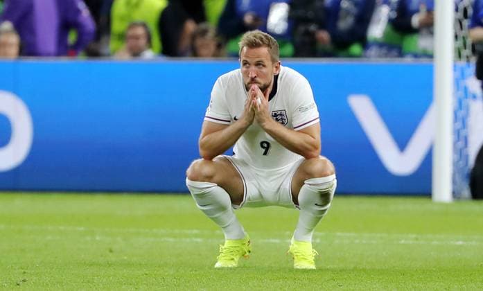 Kyle Walker spuckt Wasser in die Luft Fußball Fussball Europameisterschaft Euro 2024 EM Finale Herren Saison 2023 2024 14.07.2024 Spanien ESP vs. England ENG in Berlin Olympiastadion DFL regulations prohibit any use of photographs as image sequences and or quasi-video.