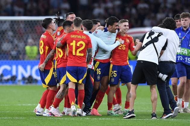 Fußball UEFA EURO, EM, Europameisterschaft,Fussball 2024 Finale Spanien - England am 14.07.2024 im Olympiastadion Berlin in Berlin Spanien Spieler freuen sich über den Sieg Alejandro Grimaldo ( Spanien ), Rodri ( Spanien ), Ayoze Perez ( Spanien )