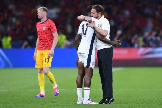 Fußball UEFA EURO, EM, Europameisterschaft,Fussball 2024 Finale Spanien - England am 14.07.2024 im Olympiastadion Berlin in Berlin Ivan Toney ( England ), links - Gareth Southgate ( Trainer Cheftrainer England ), rechts enttäuscht