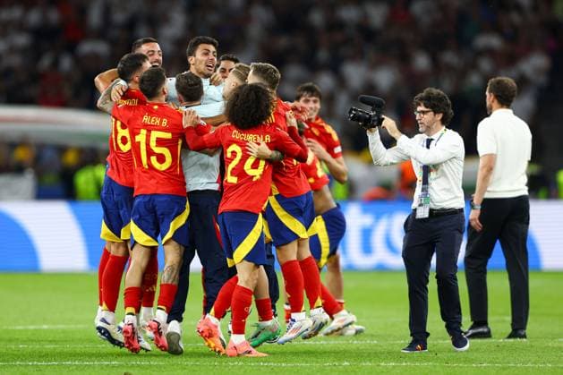 Spain players celebrate winning the 2024 UEFA European Football Championship Spain v England, UEFA European Championship, EM, Europameisterschaft 2024, Final, Football, Olympiastadion, Berlin, Germany, 14 Jul 2024 EDITORIAL USE ONLY No use with unauthorised audio, video, data, fixture lists, club league logos or live services. Online in-match use limited to 120 images, no video emulation. No use in betting, games or single club league player publications.  Copyright: xKieranxMcManus Shutterstockx 14583341ej