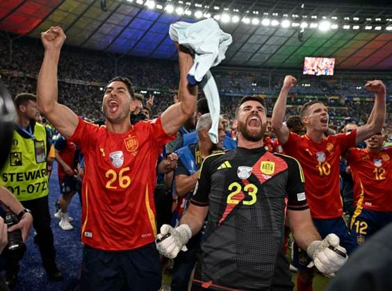 14.07.2024, Fussball UEFA EURO, EM, Europameisterschaft,Fussball 2024, Finale im Berliner Olympiastadion, Spanien - England, v.l. Ayoze (Spanien), Torwart Simon Unai (Spanien) und Dani Olmo (Spanien) jubeln.