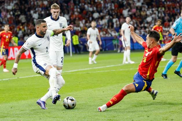 GER, Berlin, Fussball, Spanien vs England, Finale, Olympiastadion Berlin, UEFA EURO, EM, Europameisterschaft,Fussball 2024, v.l. Kyle Walker (England), Cole Palmer (England), Martin Zubimendi (Spanien), Zweikampf, Action, Kampf, kaempft um den Ball, 14.07.2024, Copyright: HMBxMedia HeikoxBecker