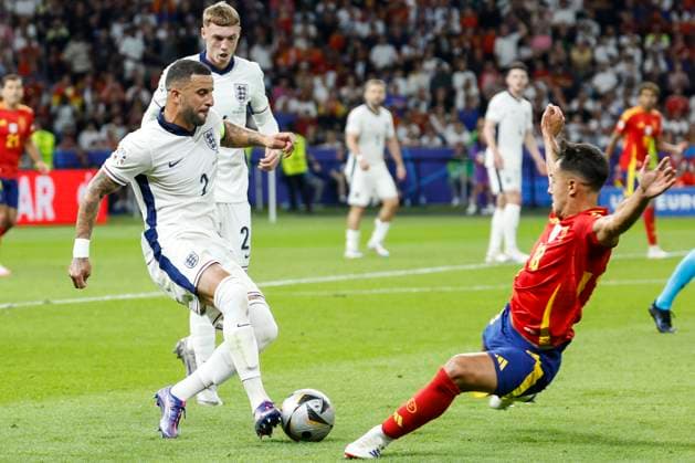 GER, Berlin, Fussball, Spanien vs England, Finale, Olympiastadion Berlin, UEFA EURO, EM, Europameisterschaft,Fussball 2024, v.l. Kyle Walker (England), Cole Palmer (England), Martin Zubimendi (Spanien), Zweikampf, Action, Kampf, kaempft um den Ball, 14.07.2024, Copyright: HMBxMedia HeikoxBecker