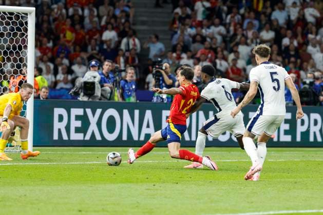 GER, Berlin, Fussball, Spanien vs England, Finale, Olympiastadion Berlin, UEFA EURO, EM, Europameisterschaft,Fussball 2024, v.l. Jordan Pickford (England), Mikel Oyarzabal (Spanien), Marc Guehi (England), John Stones (England), Mikel Oyarzabal (Spanien) - schiesst das Tor zum 2:1, 14.07.2024, Copyright: HMBxMedia HeikoxBecker