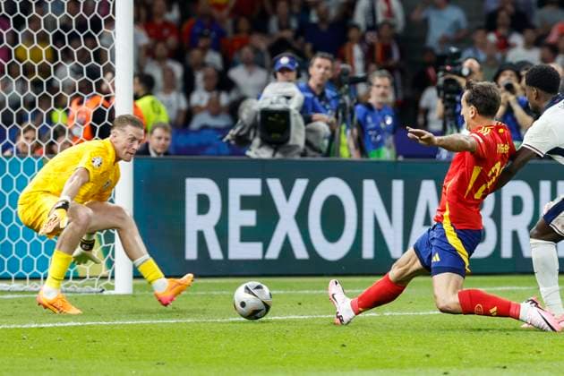 GER, Berlin, Fussball, Spanien vs England, Finale, Olympiastadion Berlin, UEFA EURO, EM, Europameisterschaft,Fussball 2024, v.l. Jordan Pickford (England), Mikel Oyarzabal (Spanien), - Mikel Oyarzabal (Spanien) - schiesst das Tor zum 2:1, 14.07.2024, Copyright: HMBxMedia HeikoxBecker