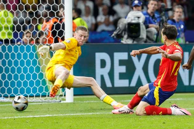 GER, Berlin, Fussball, Spanien vs England, Finale, Olympiastadion Berlin, UEFA EURO, EM, Europameisterschaft,Fussball 2024, v.l. Jordan Pickford (England), Mikel Oyarzabal (Spanien), - Mikel Oyarzabal (Spanien) - schiesst das Tor zum 2:1, 14.07.2024, Copyright: HMBxMedia HeikoxBecker