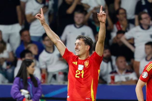 GER, Berlin, Fussball, Spanien vs England, Finale, Olympiastadion Berlin, UEFA EURO, EM, Europameisterschaft,Fussball 2024, Teamjubel - Tor, Treffer, Jubel, Torjubel, Freude, Begeisterung, feiert, Mikel Oyarzabal (Spanien) - schiesst das Tor zum 2:1, 14.07.2024, Copyright: HMBxMedia HeikoxBecker