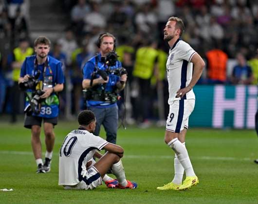 14.07.2024, Fussball UEFA EURO, EM, Europameisterschaft,Fussball 2024, Finale im Berliner Olympiastadion, Spanien - England, Jude Bellingham (England) und Harry Kane (England) sind traurig.
