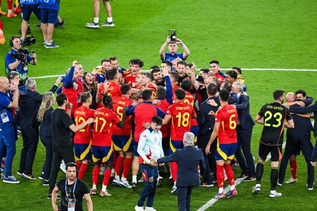 BERLIN - Spain players celebrate victory during the UEFA EURO, EM, Europameisterschaft,Fussball 2024 Final match between Spain and England at the Olympiastadion on July 14, 2024 in Berlin, Germany. ANP Hollandse Hoogte UEFA EURO 2024 FINAL 2024 xVIxANPxSportx xGerritxvanxKeulenxIVx 503484470 originalFilename: 503484470.jpg