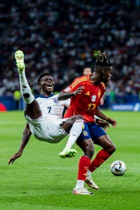 UEFA EURO, EM, Europameisterschaft,Fussball 2024: Finale Spanien - England; 14.07.2024 Nico Williams (Spanien, 17) im Zweikampf mit Bukayo Saka (England, 7). UEFA EURO 2024: Finale Spanien - England; Olympiastadion, Berlin am 14.07.2024 Copyright: xBEAUTIFULxSPORTS Wunderlx
