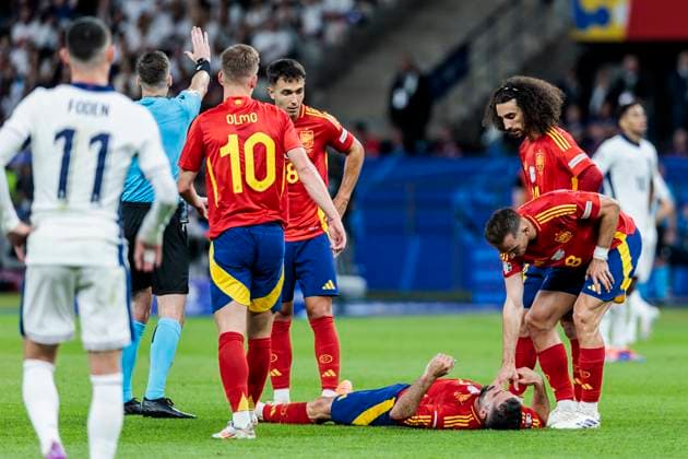 UEFA EURO, EM, Europameisterschaft,Fussball 2024: Finale Spanien - England; 14.07.2024 Fabian Ruiz (Spanien, 08) hilft Daniel Carvajal (Spanien, 02). UEFA EURO 2024: Finale Spanien - England; Olympiastadion, Berlin am 14.07.2024 Copyright: xBEAUTIFULxSPORTS Wunderlx