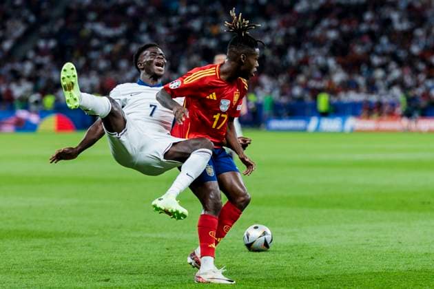 UEFA EURO, EM, Europameisterschaft,Fussball 2024: Finale Spanien - England; 14.07.2024 Nico Williams (Spanien, 17) im Zweikampf mit Bukayo Saka (England, 7). UEFA EURO 2024: Finale Spanien - England; Olympiastadion, Berlin am 14.07.2024 Copyright: xBEAUTIFULxSPORTS Wunderlx
