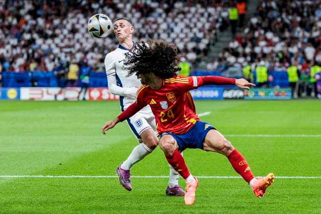 UEFA EURO, EM, Europameisterschaft,Fussball 2024: Finale Spanien - England; 14.07.2024 Phil Foden (England, 11) im Zweikampf mit Marc Cucurella (Spanien, 24). UEFA EURO 2024: Finale Spanien - England; Olympiastadion, Berlin am 14.07.2024 Copyright: xBEAUTIFULxSPORTS Wunderlx