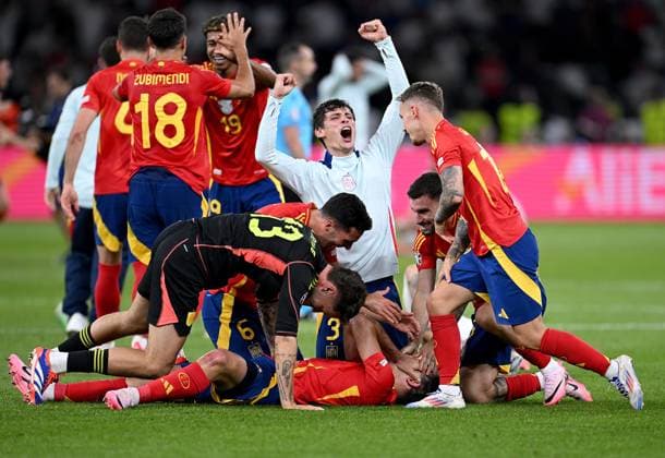 Fussball Euro 2024 Finale 14.07.2024 Spanien - England Schlussjubel Spanien, die Spieler liegen auf dem Torschuetzen zum 2-1 Mikel Oyarzabal ganz unten