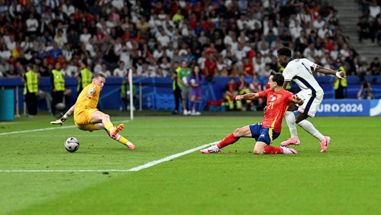Fussball Euro 2024 Finale 14.07.2024 Spanien - England Tor zum 2-1 durch den Torschuetzen Mikel Oyarzabal (mitte, Spanien) gegen Torwart Jordan Pickford (li, England) und Marc Guehi (re, England)