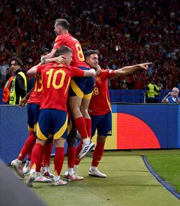 Fussball Euro 2024 Finale 14.07.2024 Spanien - England Spanien Teamjubel nach dem Tor zum 1-0 durch den Torschuetzen Nico Williams (Spanien)