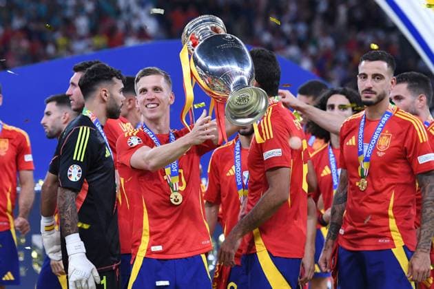 Fußball UEFA EURO, EM, Europameisterschaft,Fussball 2024 Finale Spanien - England am 14.07.2024 im Olympiastadion Berlin in Berlin Dani Olmo ( Spanien ) mit dem EM-Pokal mit dem Henri-Delaunay-Pokal